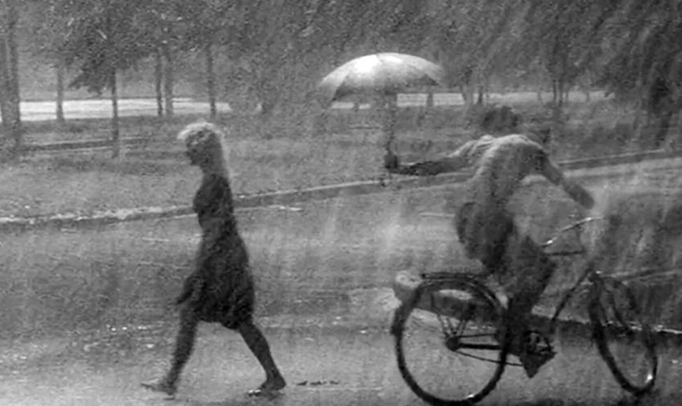 Куда пошла - парень старается - сейчас упадет :-) 