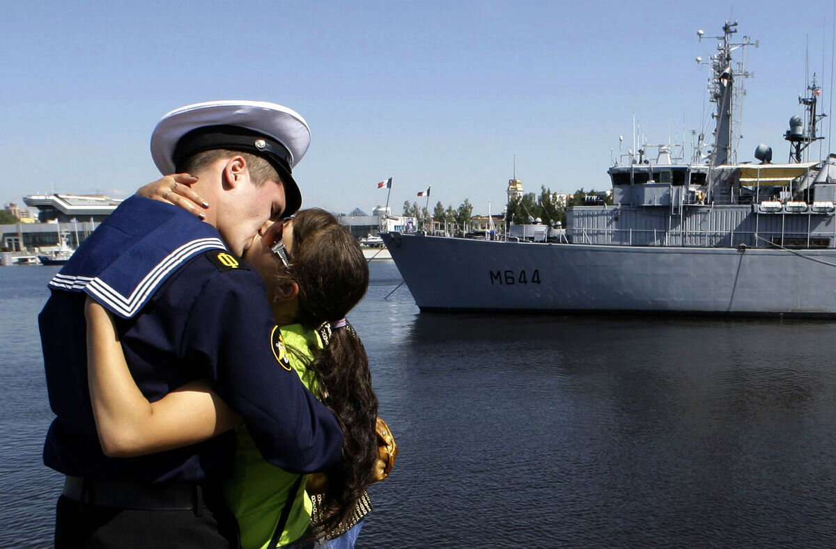 День морского порта. Военный корабль с моряками. Моряк и девушка. Встреча моряка. Фотосессия на корабле.