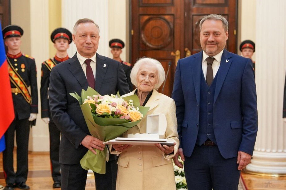    Губернатор Петербурга Александр Беглов, почётный гражданин Петербурга Надежда Строгонова и спикер городского ЗакСа Александр Бельский (слева направо) в Мариинском дворце, 27.05.2023. Автор фото: t.me/a_belsky