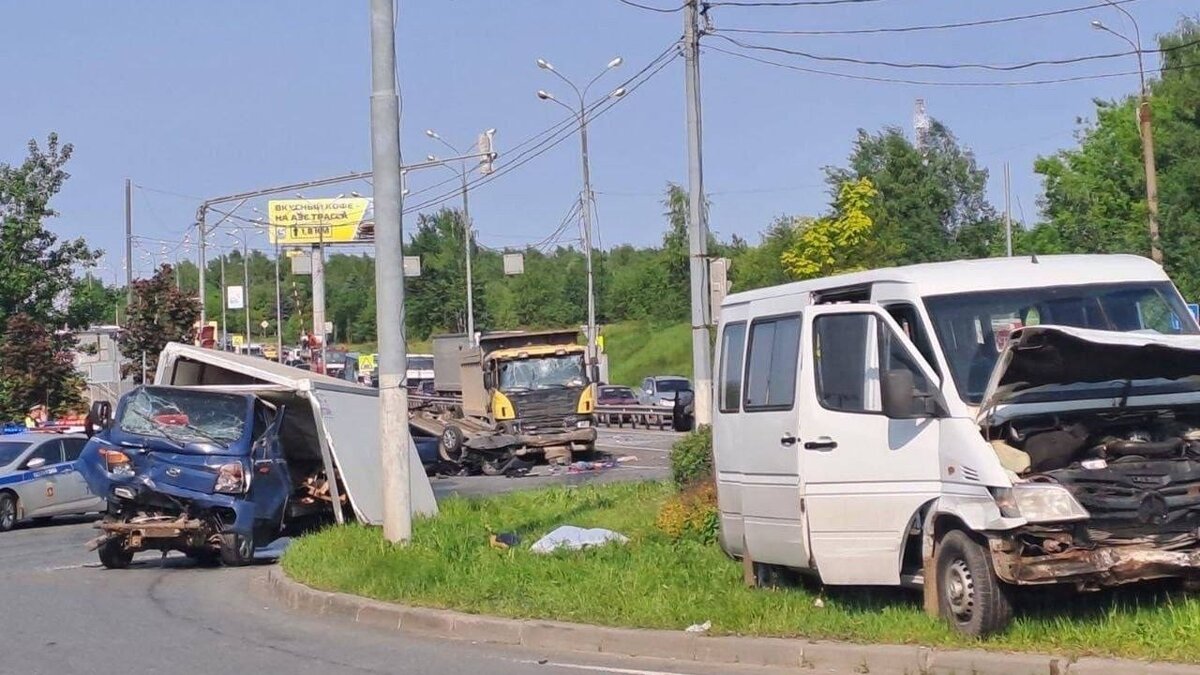 Грузовик протаранил несколько машин на светофоре в подмосковных Мытищах  (ВИДЕО) | НОВЫЕ ИЗВЕСТИЯ | Дзен