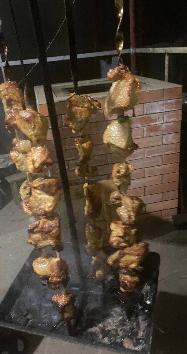 Шашлык из СССР от Гены на фоне тандыра. Фото автора.