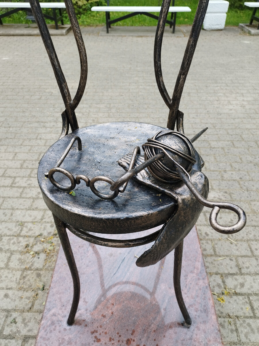 Бабушкин стульчик. Был установлен в Зеленогорске в 2008 году. Посвящен всем бабушкам.  Блин, это настолько трогательно. Руки хочется поцеловать Автору этого. 