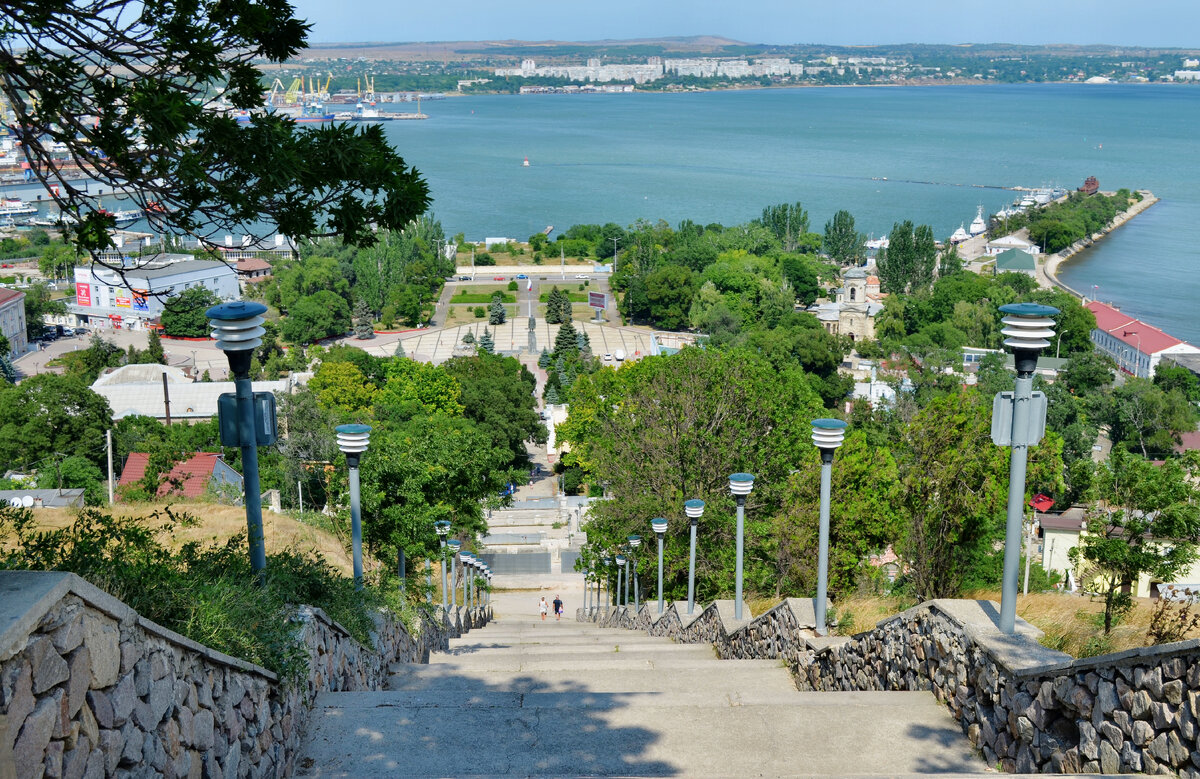 Больша́я Митрида́тская ле́стница