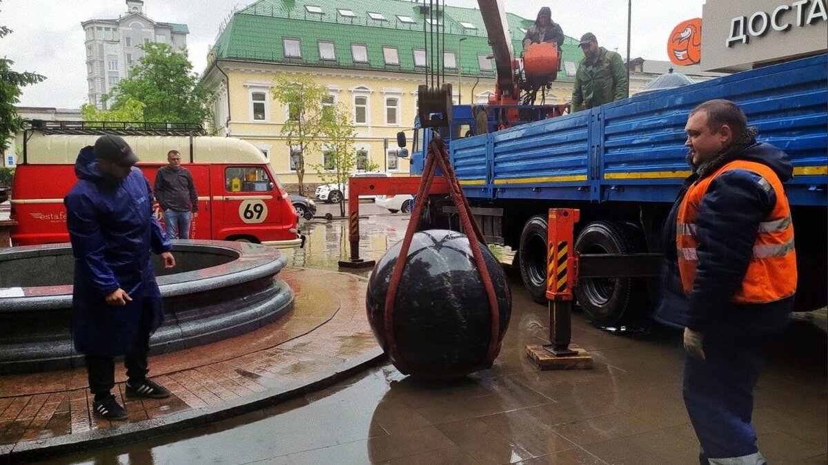 Фонтан у «Дома быта» в центре Красноярска остался без гранитного шара |  Проспект Мира | Дзен