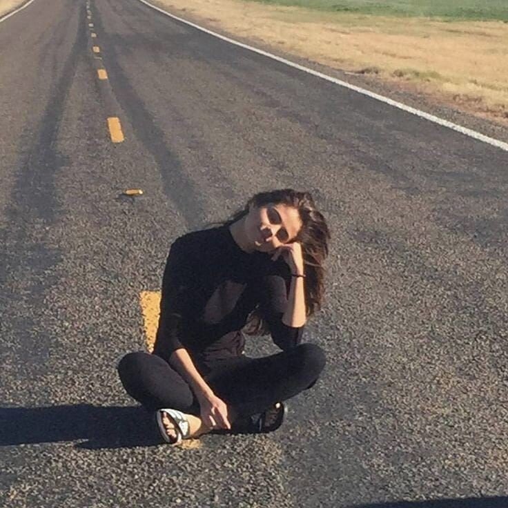 Что же выбирают люди, которые любили, а потом много обжигались? Очень легко ответить на этот - конечно, одиночество. А люди, которые не любили, но очень хотят любить - любовь. Да, это вполне логично скажете вы. Считаете лучше любить и быть счастливым,либо несчастным или быть одиноким, притворяясь счастливым? Да, порой мы думаем, что быть одному проще, чем кого-то любить и страдать. Это заблуждение. Почему для некоторых любовь это счастье, а для некоторых любовь это мука? Много вопросов можно задать на эту тему, даже, можно сказать, бесконечно можно задаваться вопросами в этом направлении. Любовь - удивительная и сложная вещь. Я читала в стихотворении Э. Асадова "Разные натуры" - «Да, легко живёт, наверно, тот, кто всерьёз не любит никого. Но не любить никого невозможно, без любви нет смысла жить. Любовь кажется мукой только потому, что люди порой не могут показать свой характер сразу, ибо думают, узнай мой характер он или она, ничего не выйдет, это ему или ей не слишком понравится. Некоторые не сразу показывают себя настоящего, а почему? А всё потому что все хотят быть друг для друга идеальными, но идеальных не существует. Во всём можно винить лишь свою трусость. Она и есть там самая мина, что чаще всего подрывает счастье. Но только мы знаем, что мы лукавим, и лишь мы знаем, что мы не такие, какими показываем себя своему возлюбленному или своей возлюбленной, потому что боимся отпугнуть, но зачем? Человек влюбляется, он счастлив. Он хочет сильно понравиться. Мужчина пытается порой спрятать свои недостатки, а женщина старается спрятать свои, чтобы быть самыми лучшими. Неверные сразу становятся верными, а девушки, которые врут , сразу за правду стоят горой. Это так некрасиво. Они оба стоят на цыпочках, и будто бы стали красивыми, но нет, в дальнейшем, когда вы станете жить вместе, это обязательно раскроется. Вот женятся они, но долго на цыпочках выстоять невозможно, если ты ненастоящий. Вот тут и ломается тишина. Когда они становятся семьёй, нет смысла я считаю играть в прятки. Ведь наши недостатки начинают лезть на свет. Нужно любить, ничего не скрывая и всю жизнь оставаться самим собой. Тогда людям не придётся говорить с тоской: «А я и не думал, что ты такая! ", - "А я и не знала, что ты такой". Никогда не следует двоить свою душу, в любви нужна храбрость. Поэтому люди выбирают одиночество, потому что они себя настоящего хорошо знают, и боятся что эту их настоящесть узнает их вторая половинка. Быть одиноким хорошо, но быть одиноким это грустно. Жизнь нужно проживать счастливо, а не одиноко. Не нужно бояться показать свою сущность, нужно бояться остаться одиноким. Любите и никогда не прячьте себя, вы уникальные, а не плохие. Показывайте себя настоящего, вы - это вы. Неважно, что у вас есть какой-то недостаток, главное - быть счастливым. ❤