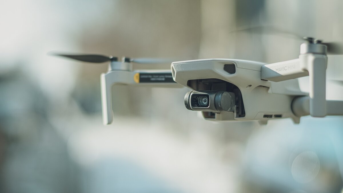     Во время утренней атаки беспилотников на Москву один из ударных дронов попал в квартиру на Ленинском проспекте, но не разбудил спавших в ней 18-летних студенток. В беседе с Mash они описали подробности пробуждения и происходящего в квартире (ВИДЕО).