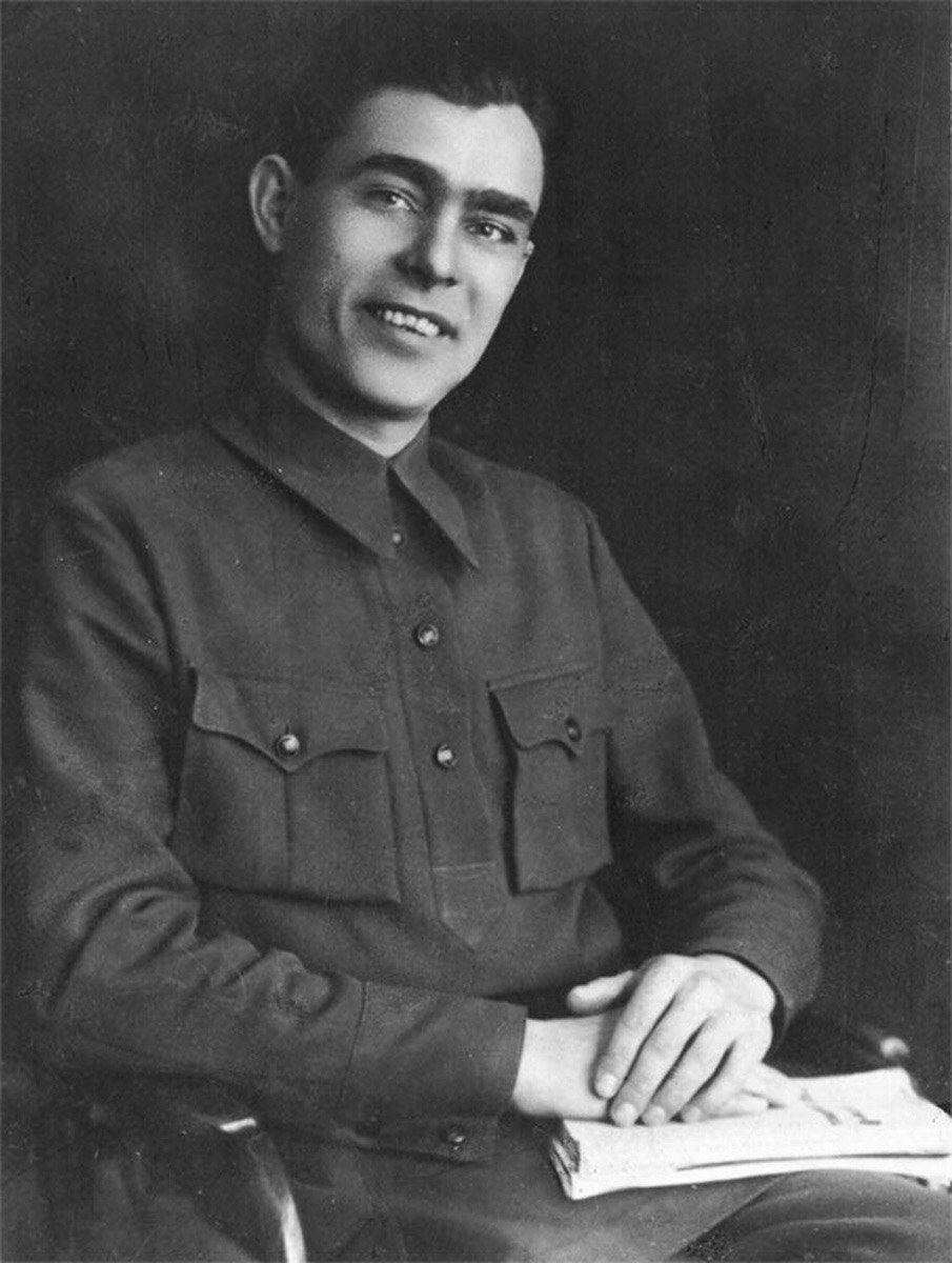 Брежнев имел тесные национальные, культурные и политические связи с Украиной, ведь был оттуда родом