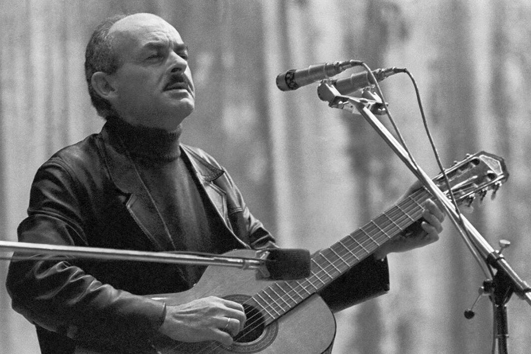 Булат Окуджава (1924-1997)
