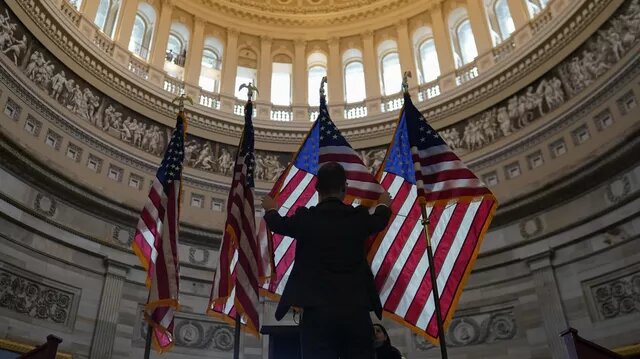 © AP Photo / Carolyn Kaster Флаги США в здании Капитолия в Вашингтоне, США . Архивное фото