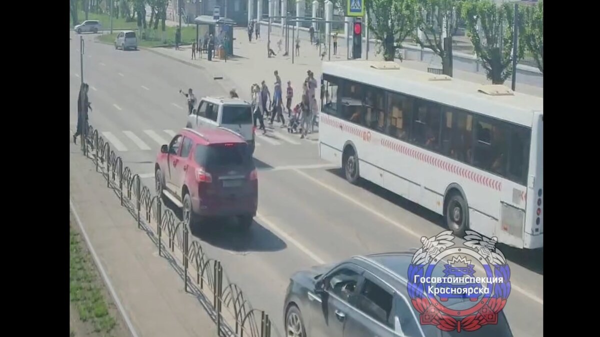     В Красноярске 9-летнюю школьницу сбили на пешеходном переходе. Она переходила дорогу на зелёный.