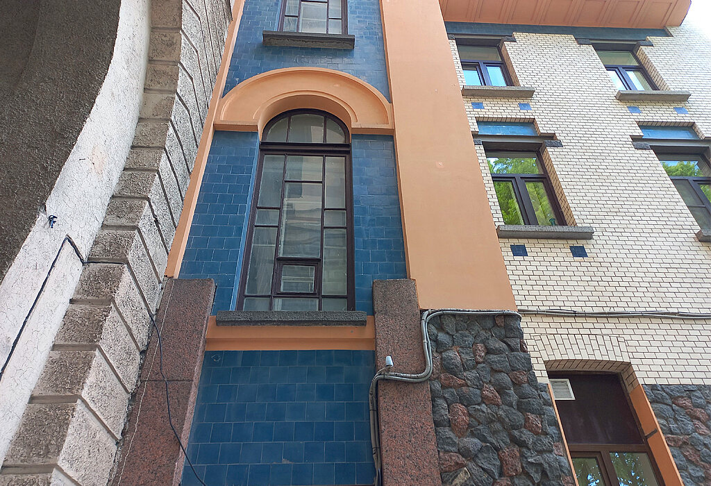 Тут видно, как зажато здание аркой более поздней и высокой постройки