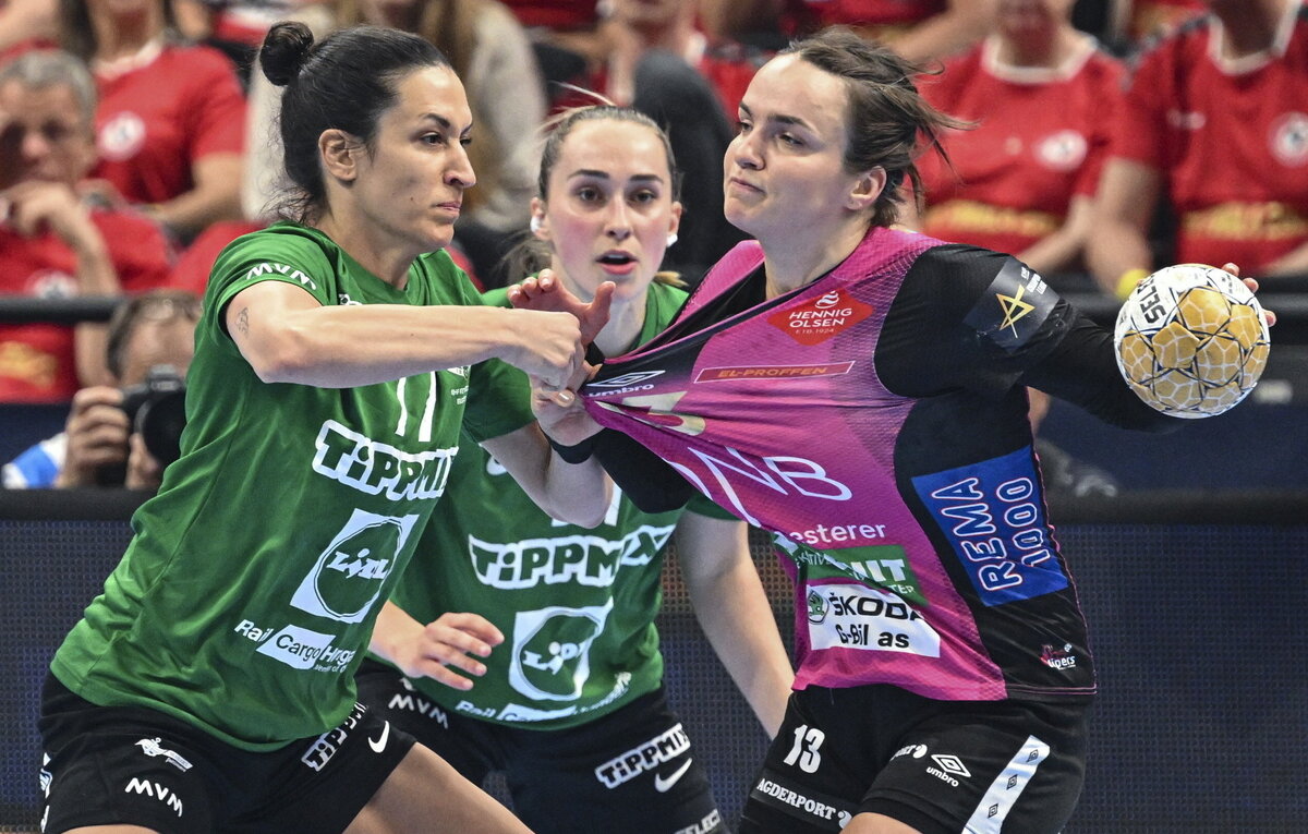    Правая полусредняя "Вайперс" Анна Вяхирева (справа)  EPA-EFE/Tibor Illyes