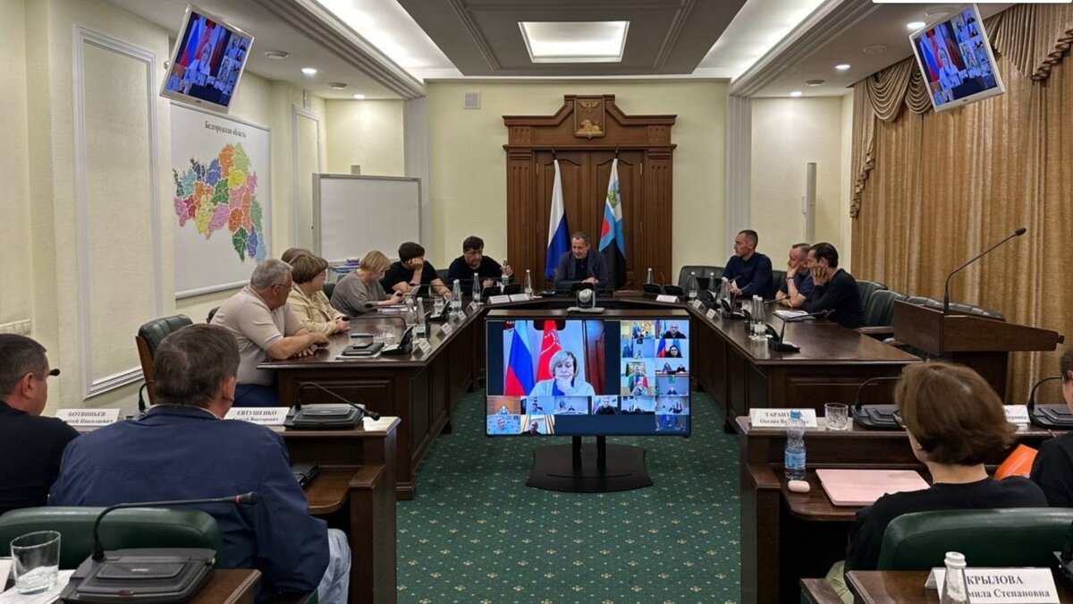     Глава Белгородской области Вячеслав Гладков провел заседание оперативного штаба, в котором участвовали представители государственной и муниципальной власти.