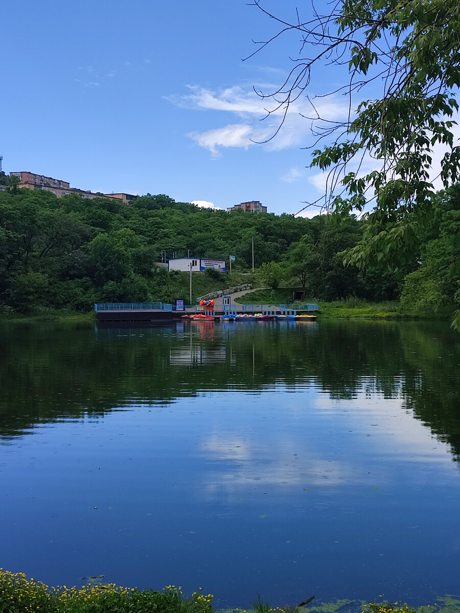 Сегодня на верхнем озере работает лодочная станция. Фото автора.