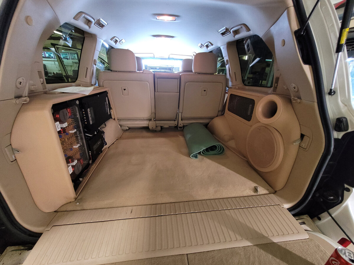 Места расположения усилителей и сабвуферного корпуса