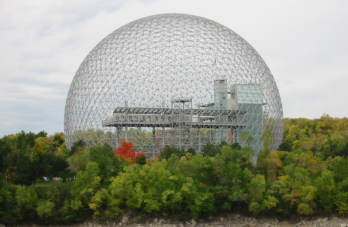 Пример геодезического купола. Монреальская Биосфера (бывший Павильон США на Экспо-67). Источник: https://ru.wikipedia.org/wiki/Геодезический_купол