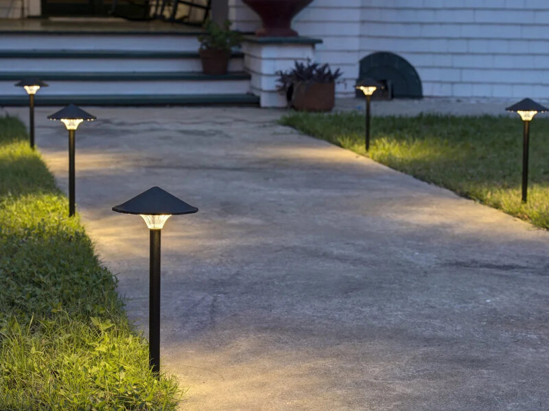 Подсветка дорожек позволяет с легкостью передвигаться по участку в темное время суток.