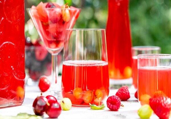 Компот из ягод, которые массово появляются в июне — клубника, малина, смородина — можно сочетать с прошлогодними яблоками и сиропом из ревеня, чтобы сделать напиток максимально полезным.
