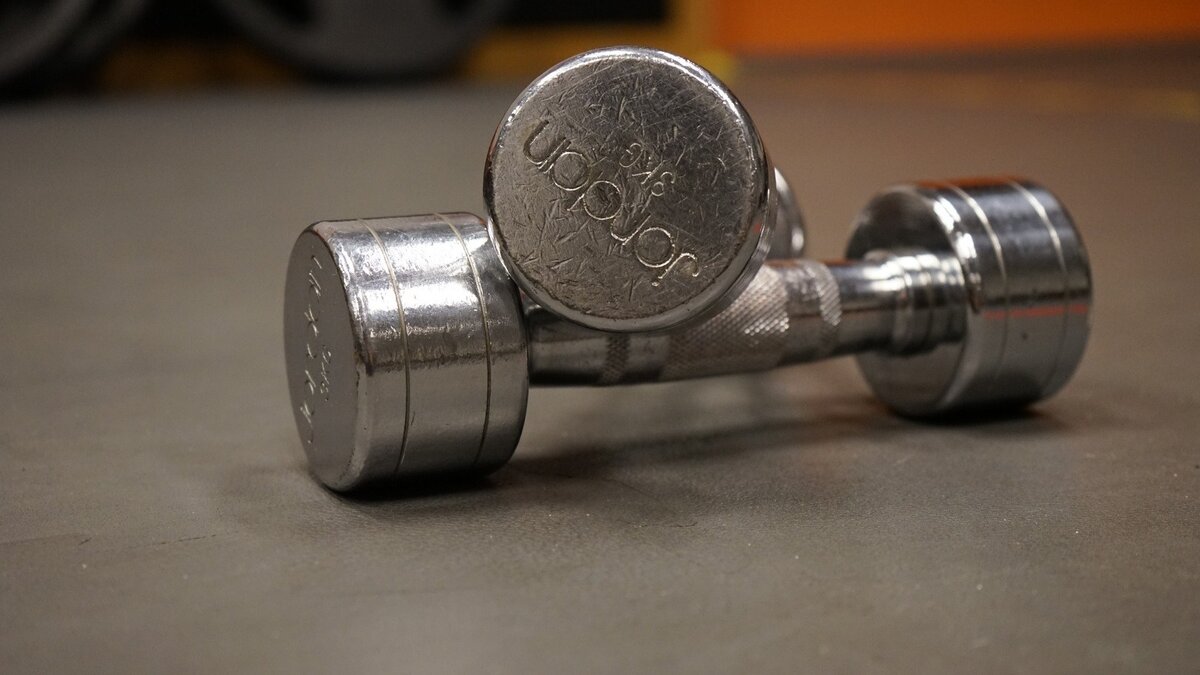     23-летний житель Волгограда разбил машину пожилой соседке. Молодой человек решил таким образом отомстить ей, сообщает региональное ГУ МВД. Теперь ему грозит уголовная ответственность.