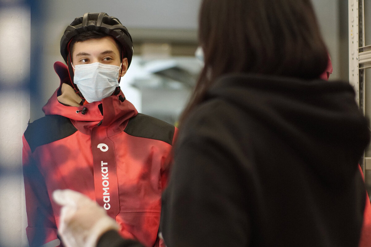 Курьер Самоката доставляет клиенту его заказ