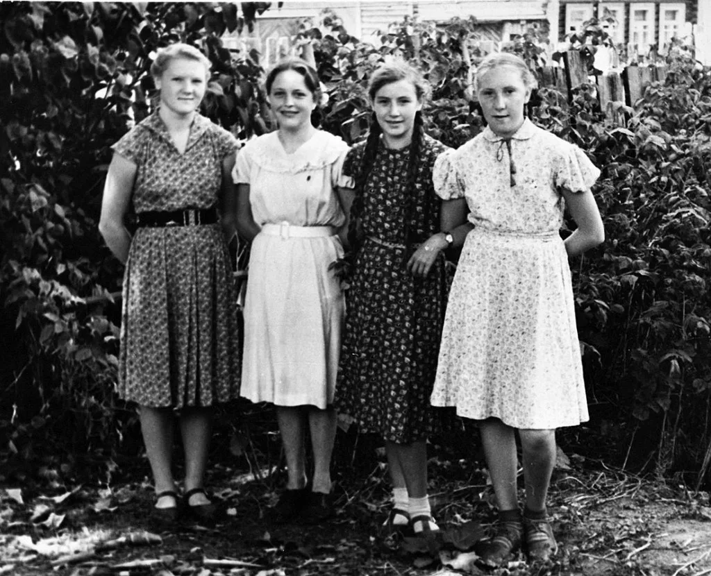 В СССР женщины жили и одевались далеко не всегда так, как хотели. Им приходилось соответствовать особенностям времени и учитывать требования общественно-политической системы страны.-4