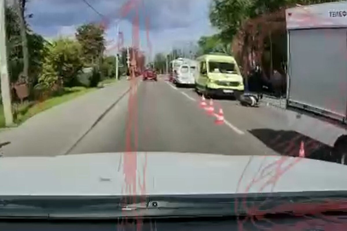    Место ДТП - Центральная улица деревни ТолстопальцевоКадр из видео