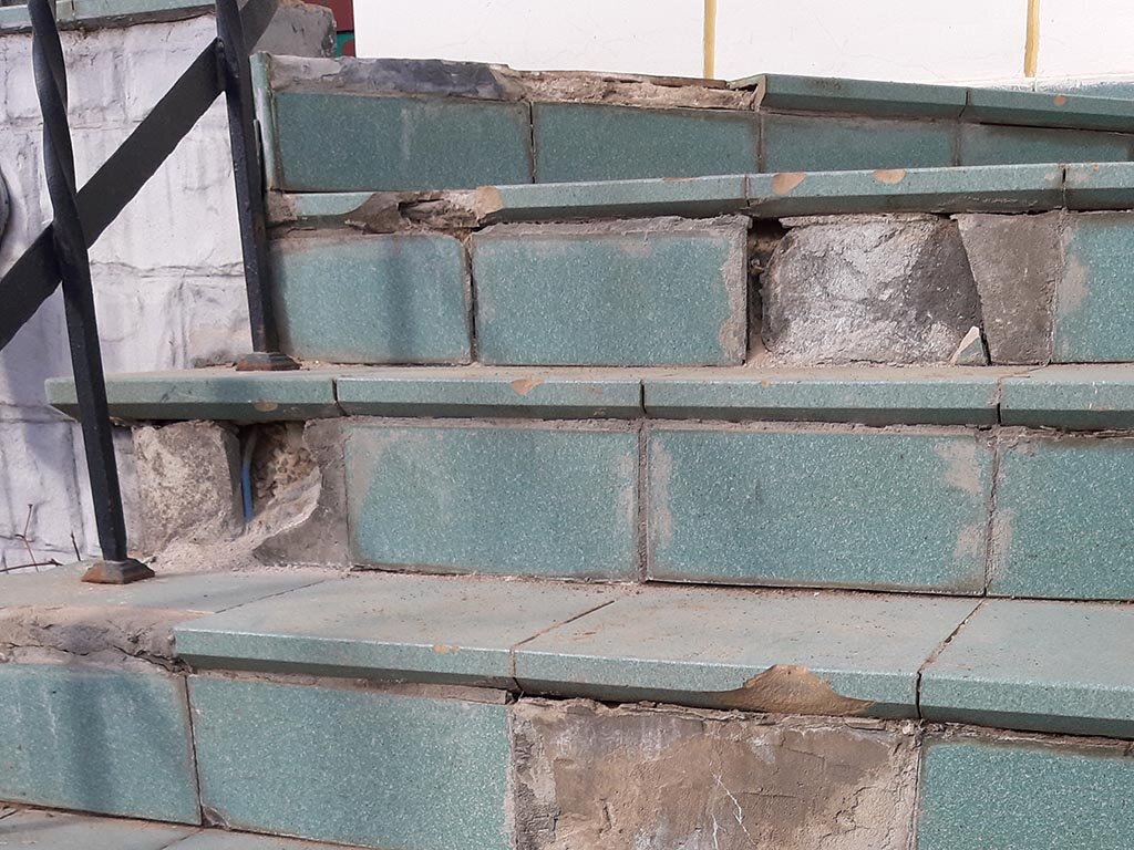 Лестница,облицованная керамической плиткой, спустя несколько лет эксплуатации