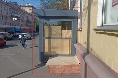    Самострой на тротуаре в Измайлово до демонтажа © Пресс-служба Государственной инспекции по недвижимости Москвы