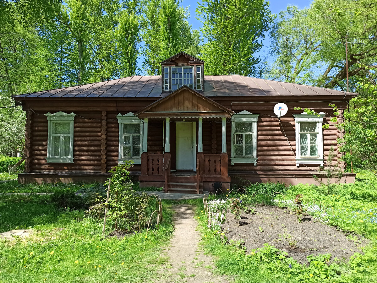 Здание администрации музея ==>