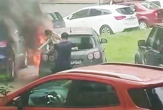    Момент спасения школьницы из горящего автомобиля