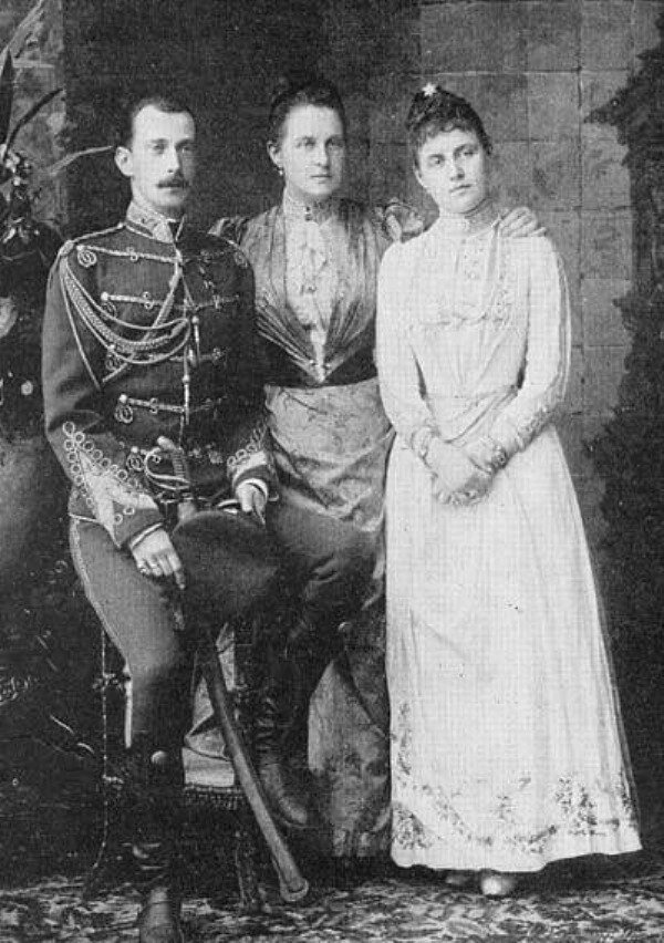 Великая княгиня Александра Георгиевна с матерью королевой Греческой Ольгой и супругом Великим князем Павлом Александровичем.
