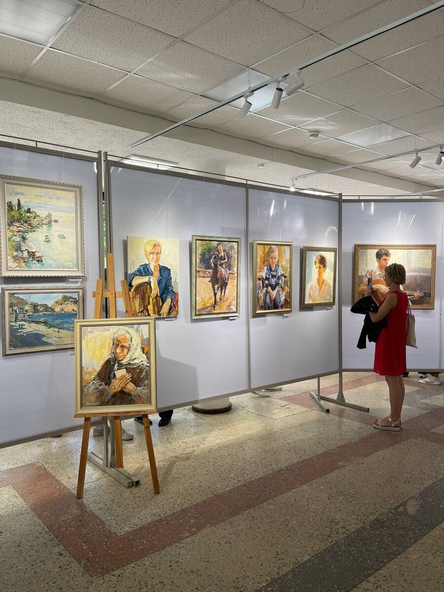 Выставка предоставлена. Художественная галерея-выставочный зал. Директор музея серпухов. Современный художник из россии. Выставка предоставлена.