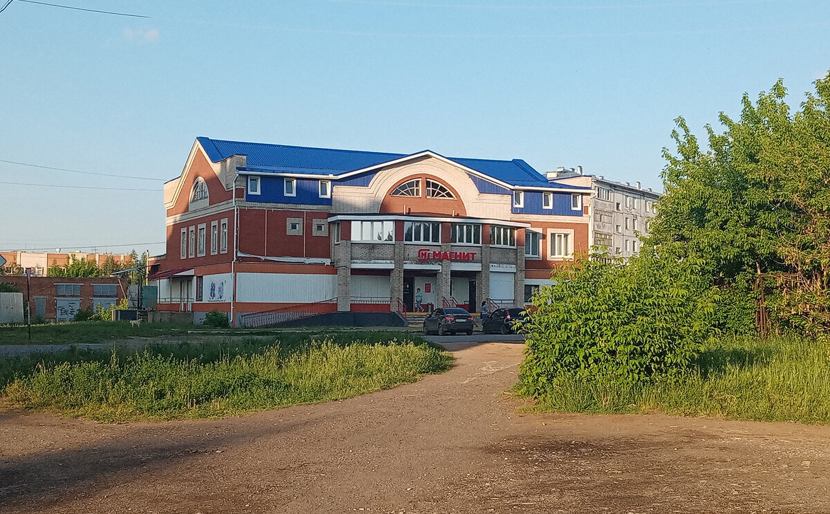 Кусочек моего города - магазин "Магнит". Нет, в этой сети я ни разу не сталкивалась с обвесом, просто здание очень красивое, решила вам показать. Фото автора.