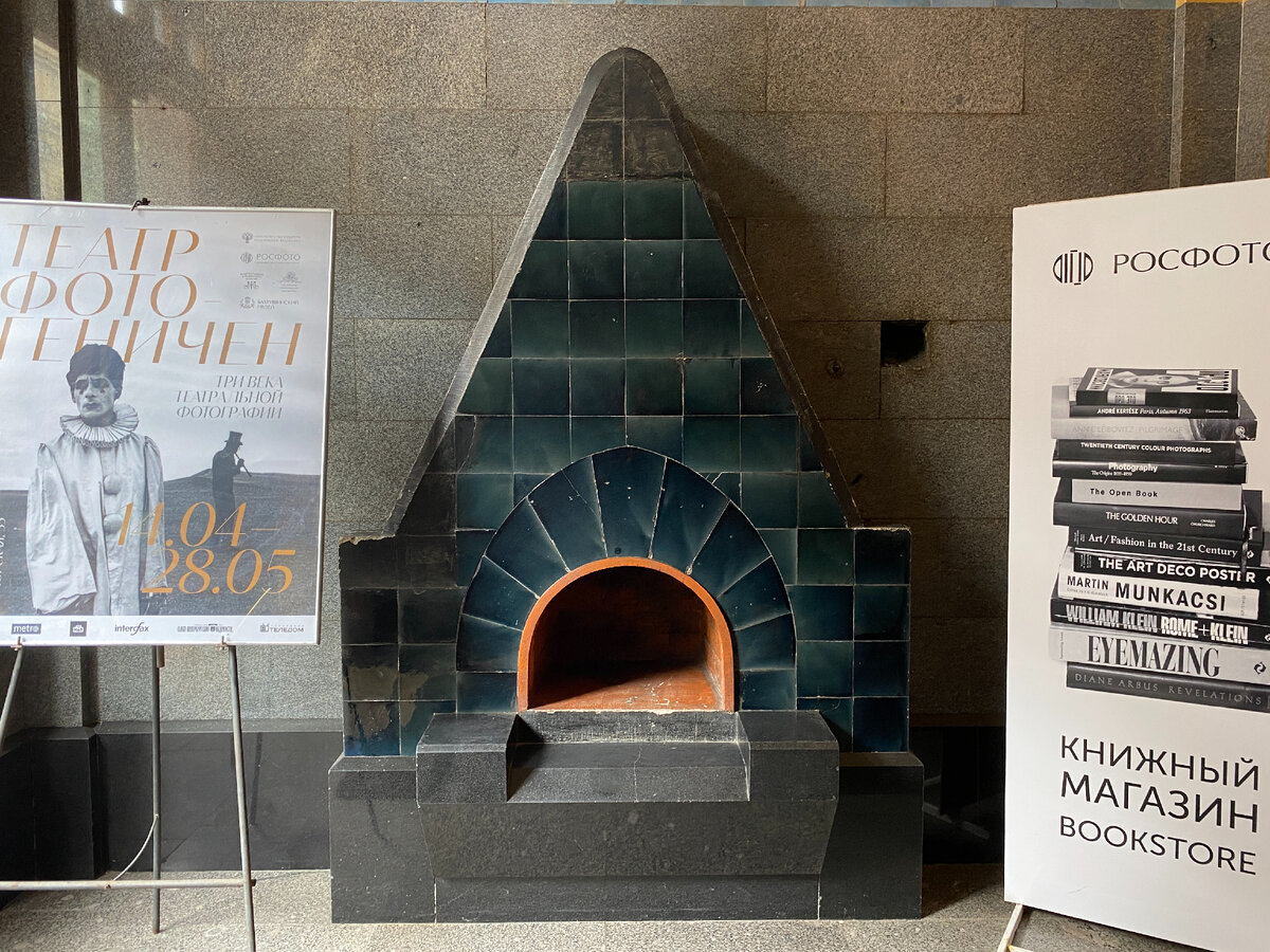 Эта печь находится сразу на входе в здание и ее можно увидеть и без посещения музея