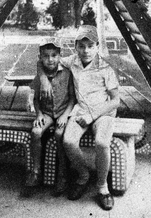 Я с младшим братишкой. До армии еще пять лет детства. 