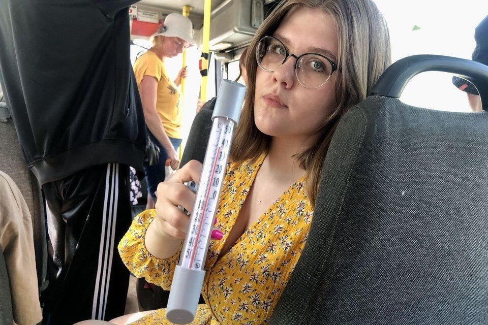    Корреспондент КП-Новосибирск измеряет температуру в салоне транспорта. Фото: Вера ИВАНОВА