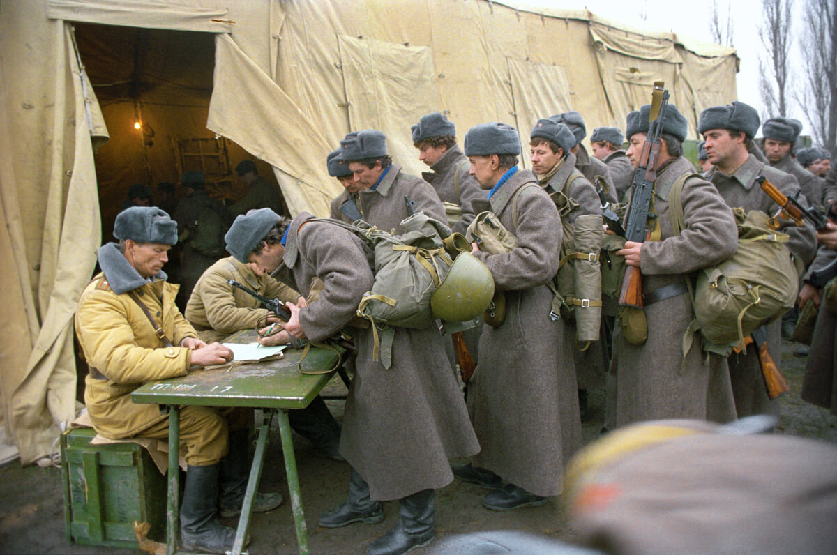Вновь мобилизованные. Армия мобилизация. Советская армия 1990. Резервисты в Советской армии. Мобилизованные солдаты.