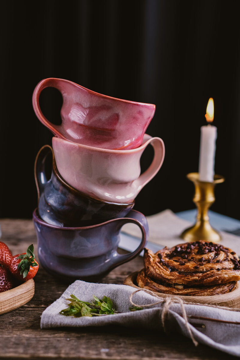 На фото  Андуин 450 мл в разных сериях Мастерской дизайнерской посуды "VELES"