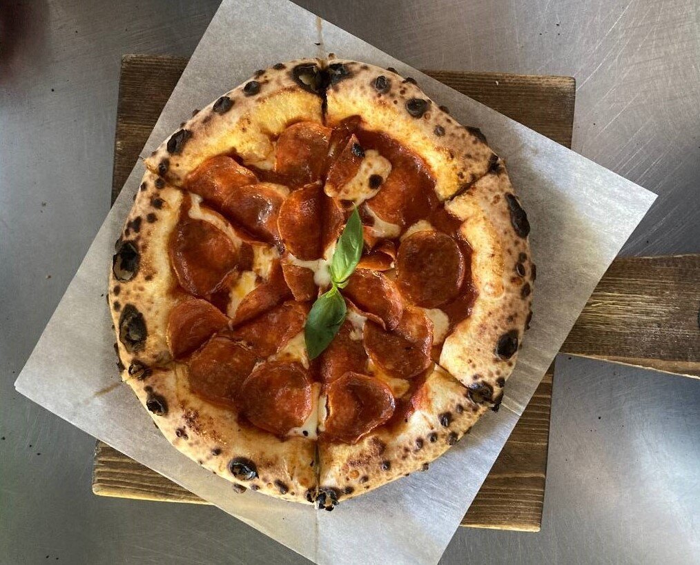 чудесная, красивая пицца с леопардовым окрасом 