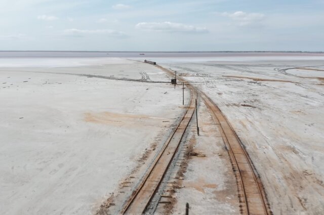    Сюрреалистическим пейзаж делают рельсы, уходящие в воду. Фото: Кадр YouTube/ Vadim Makhorov
