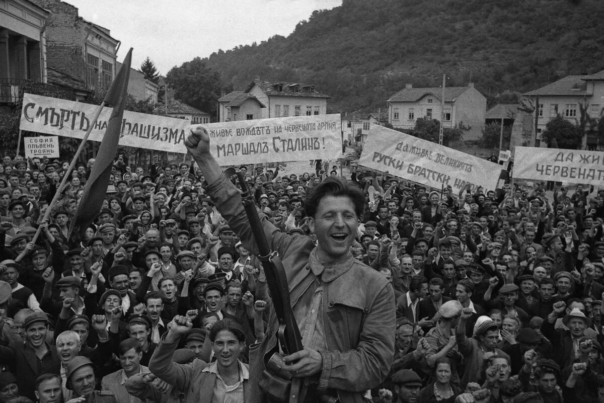 С некоторых пор не могу смотреть фильмы про войну. Даже не современную халтуру, а нормальные фильмы прошлых лет. Причина одна: не отпускает мысль, что дело не довели до конца, и что всё было напрасно.-2