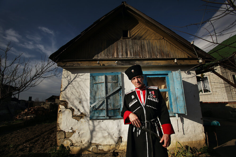 Фото Добрый Человек© Атаман Роман Астахов перед старым родительским домом. Свой новый добротный кирпичный дом он построил рядом, на одном участке земли.