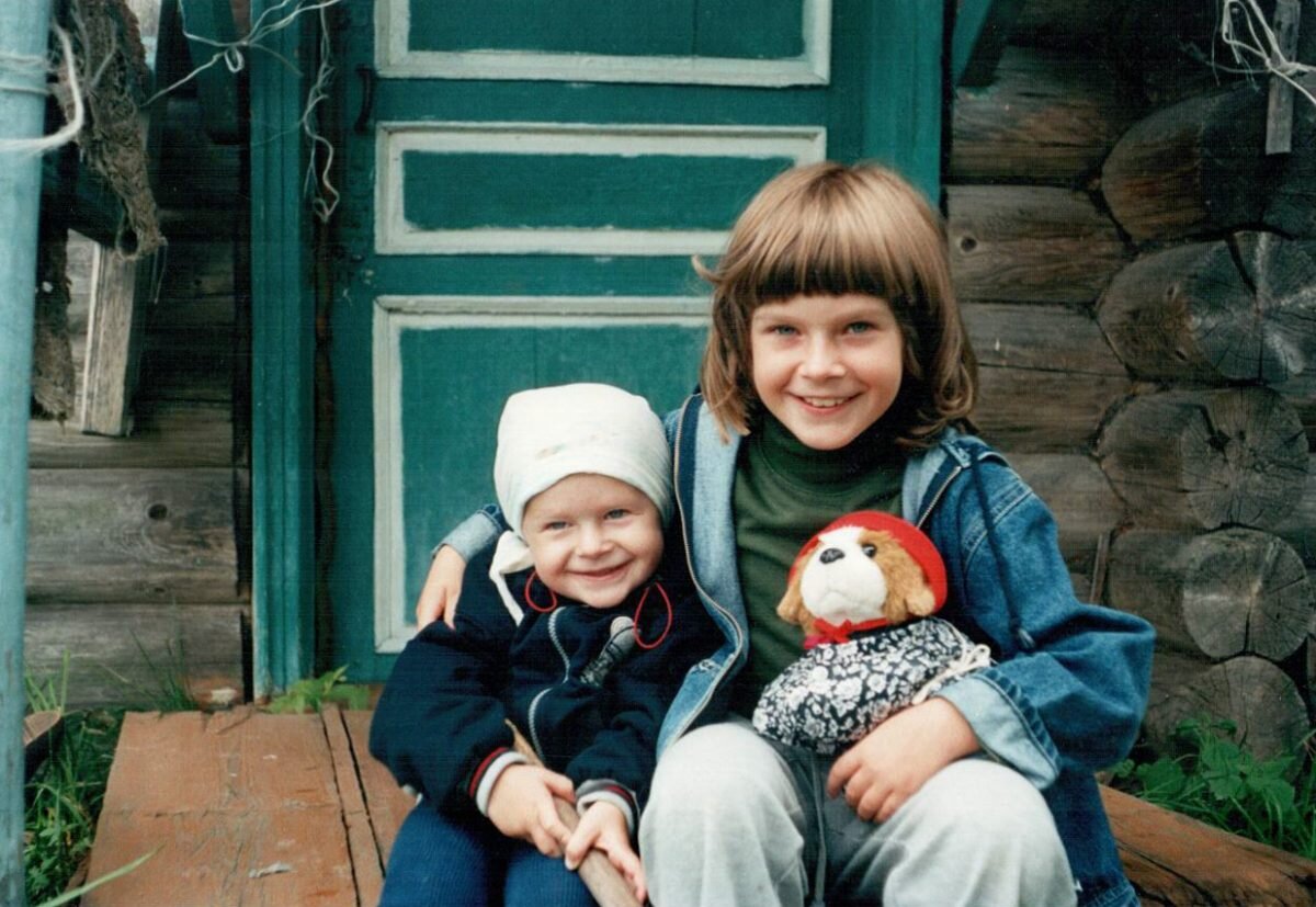    Тамара Шипицина около семейного дома в деревне Журавижное. Начало 2000-х Арина Полтанова