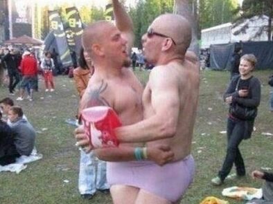 Судебная психиатрия не считает психопатию диагнозом или психическим расстройством. От этого не лечат в принудительном порядке, ведь психопатия это синдром. Психопат бессердечен, не способен сопереживать, умеет искусно лгать и притворно каяться. Его эмоции неглубоки. Боль и нравственные страдания других людей психопату совершенно не понятны. Но ему важно, чтобы его потребности и амбиции удовлетворялись моментально, а окружающие люди его слушались беспрекословно и смотрели с восхищением. Это не болезнь, а лишь душевная слабость и духовное недомогание, условно не опасное для окружающих.