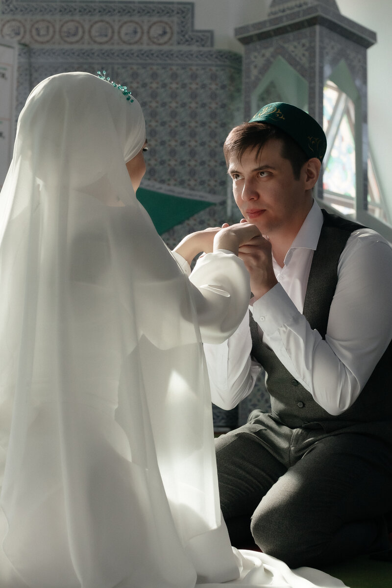 Молодожёны Эльвина и Ильгиз в уфимской мечети Ляля-Тюльпан, 7.04.2023
