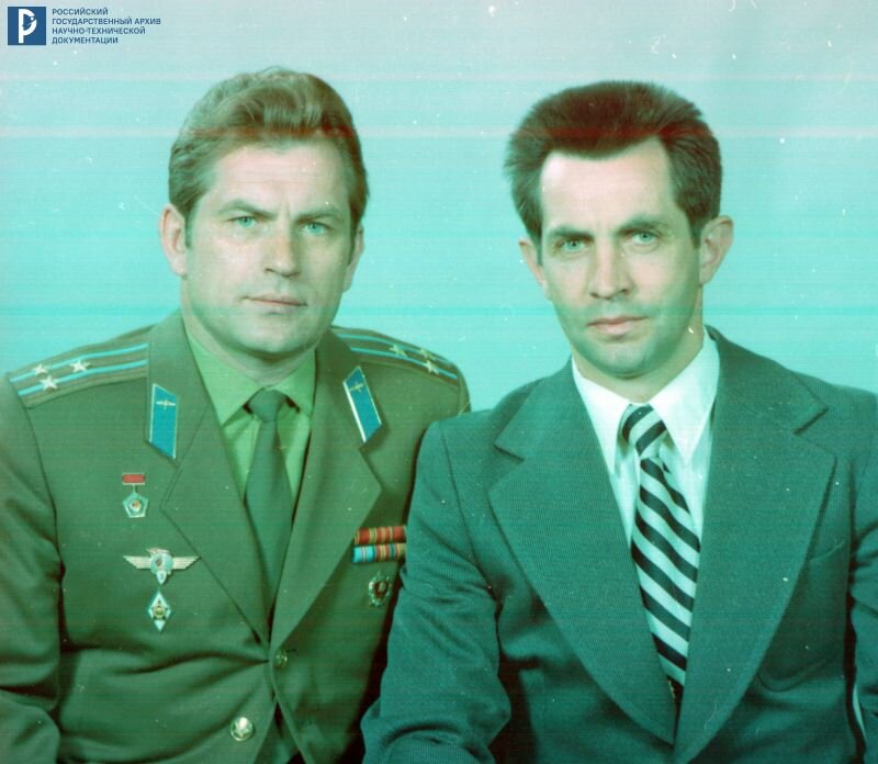 Экипаж КК «Союз-29» - космонавты В.В. Коваленок и А.С. Иванченков (групповой портрет). РГАНТД. Арх. № 1-3357цв.