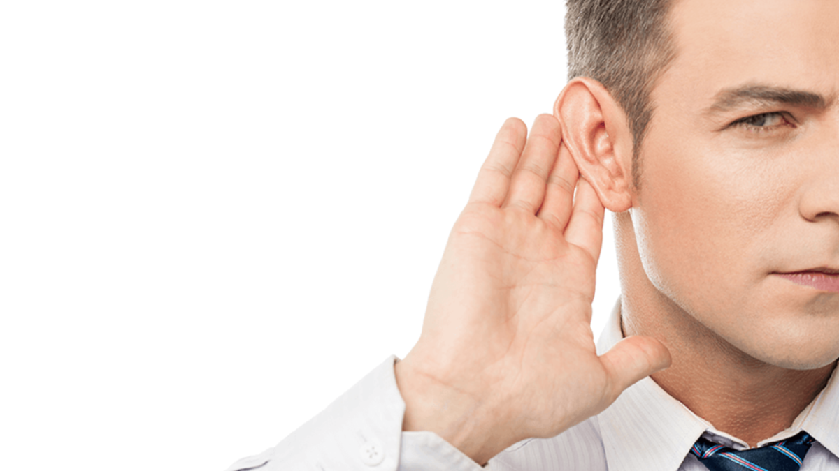 I can t hear you well. Человек прислушивается. Слушающий человек. Мужчина прислушивается. Внимательно слушающий человек.