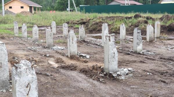 Неправильная технология армирования жб сваи и плотные грунты дают такой результат. Голова жб сваи полностью разрушена! Как следствие - сваи будут подрезаны, тем самым изменится характеристика несущей способности у таких свай.  
