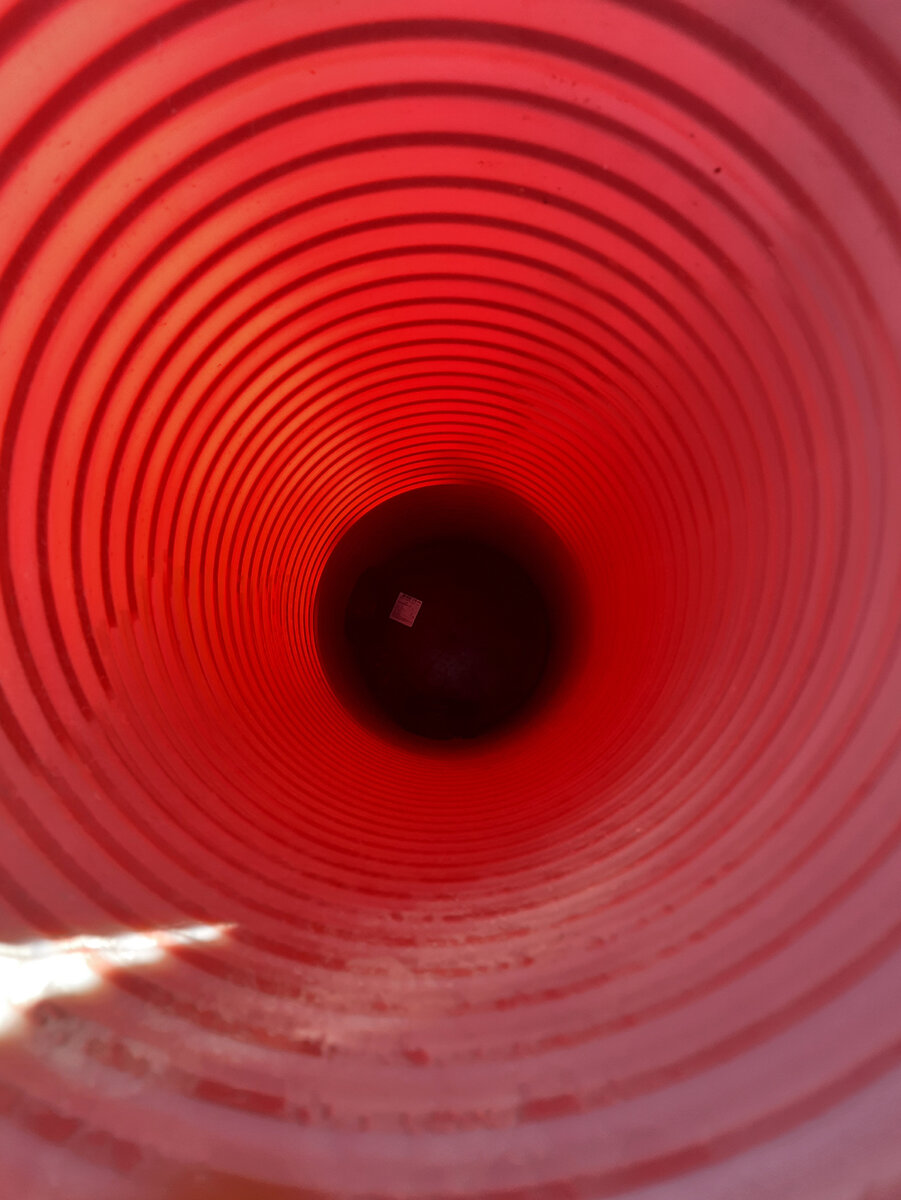 Колодцы глубокие, потому что толщина подготовки под плиту составляет 1350 мм, а дренаж должен быть под несущим слоем грунта.