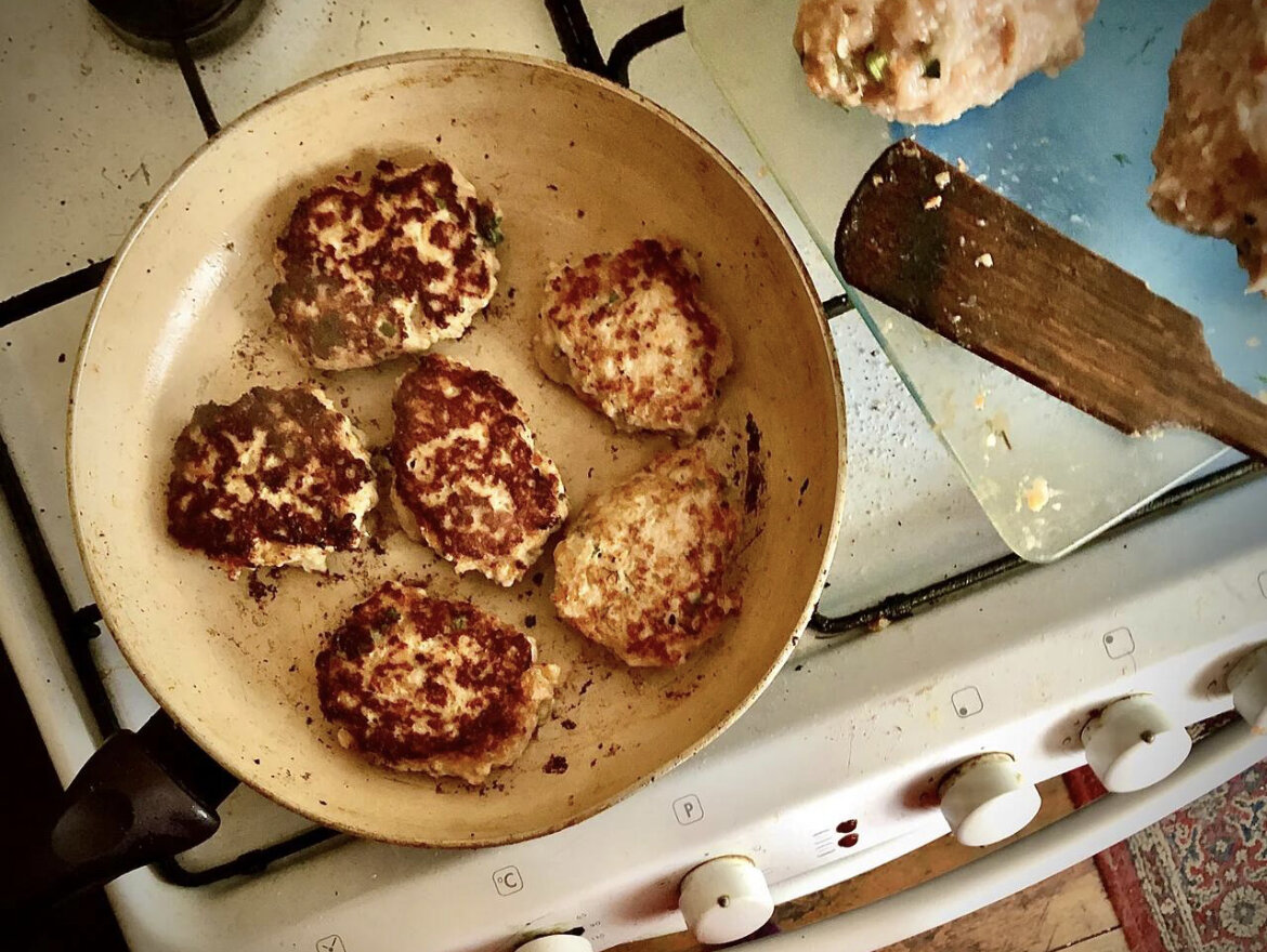 На даче Алёна варганит